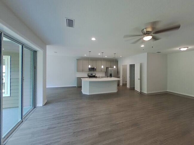 Foto del edificio - MOVE IN BY OCT 27TH - GET $500 OFF 1ST FUL...