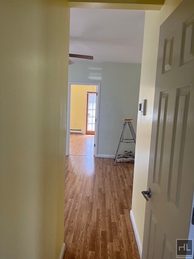 Foto del edificio - Spacious Two Bedroom with Balcony in Astor...