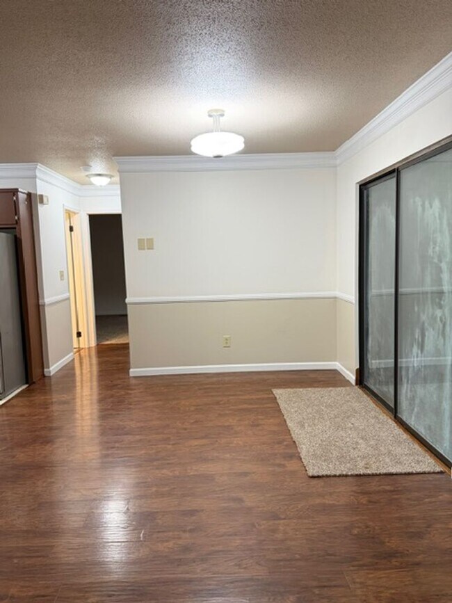 Foto del edificio - 2 Bedroom 1 Bath Duplex with garage/basement, side porch, and carport.