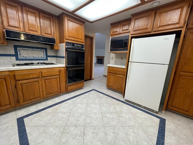 Building Photo - Spacious 3 bed + Bonus room 2 bath House n...