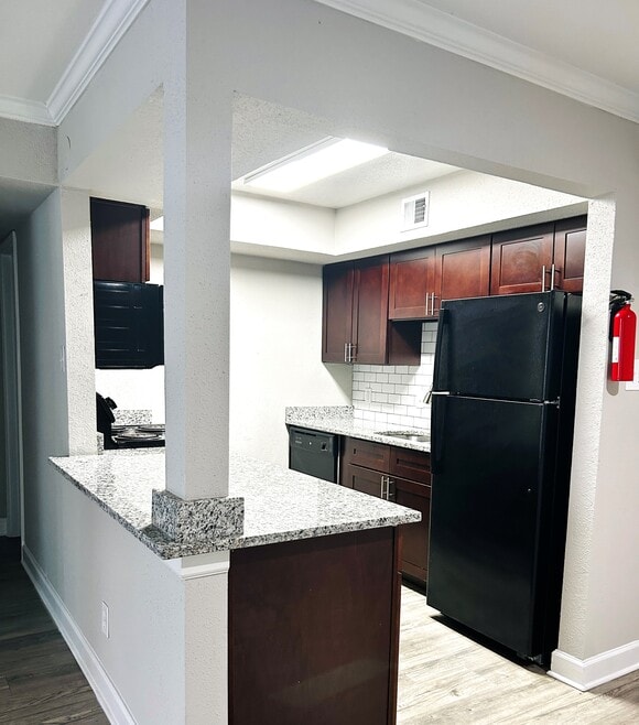 Building Photo - Castlewood Apartments