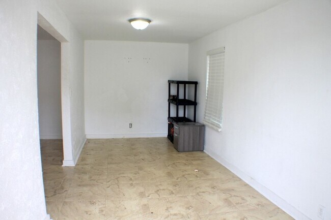 Building Photo - 506 N Wayside Dr