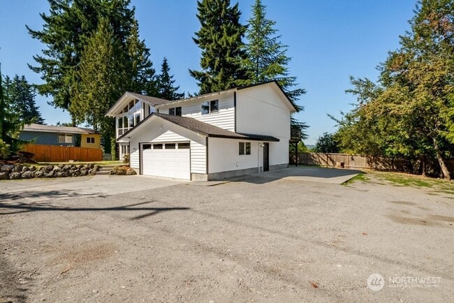 Building Photo - Private 4 bedroom home with RV and boat pa...