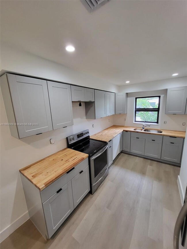 Building Photo - 958 NE 91st Ter