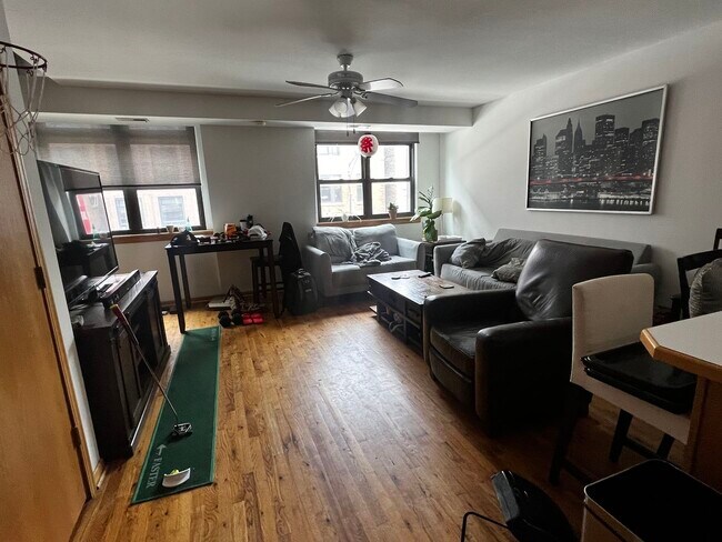 Building Photo - 867 W Buckingham Pl