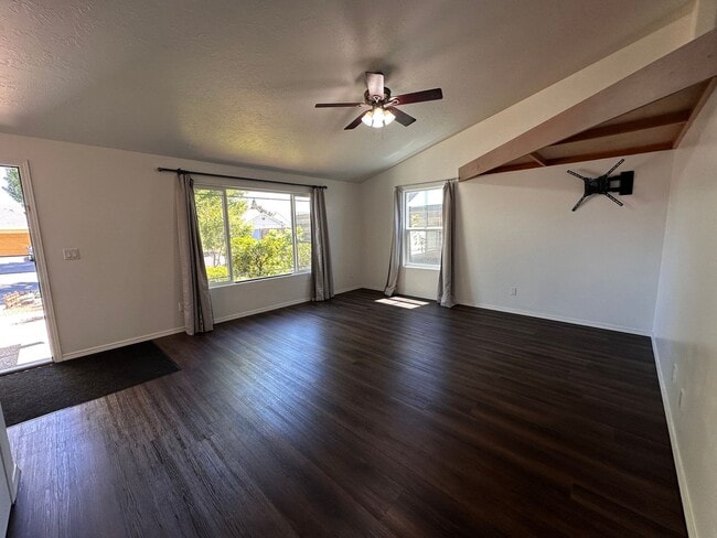 Building Photo - 3 Bedroom 2 Bath Single Family House