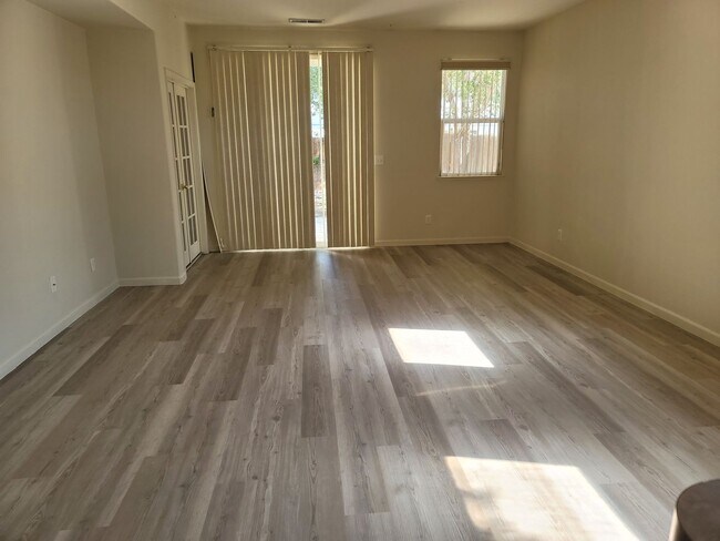 Building Photo - 3 bedrooms, office or den, 2 bath home in ...