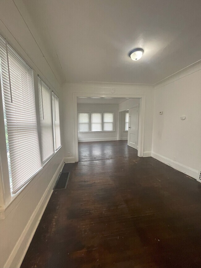 Building Photo - 1537 Carlyle St