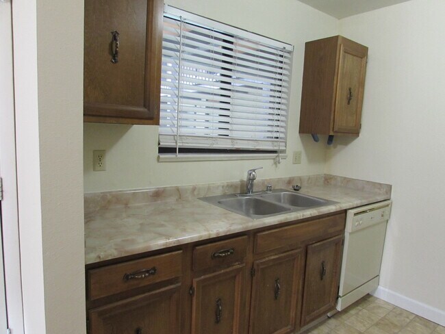 Foto del edificio - 3233 Lakeside Dr