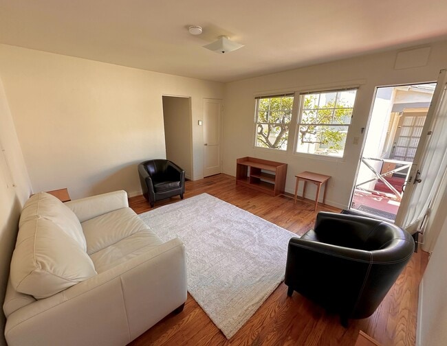 Sala de estar 2 de 2 - 1746 Allston Way