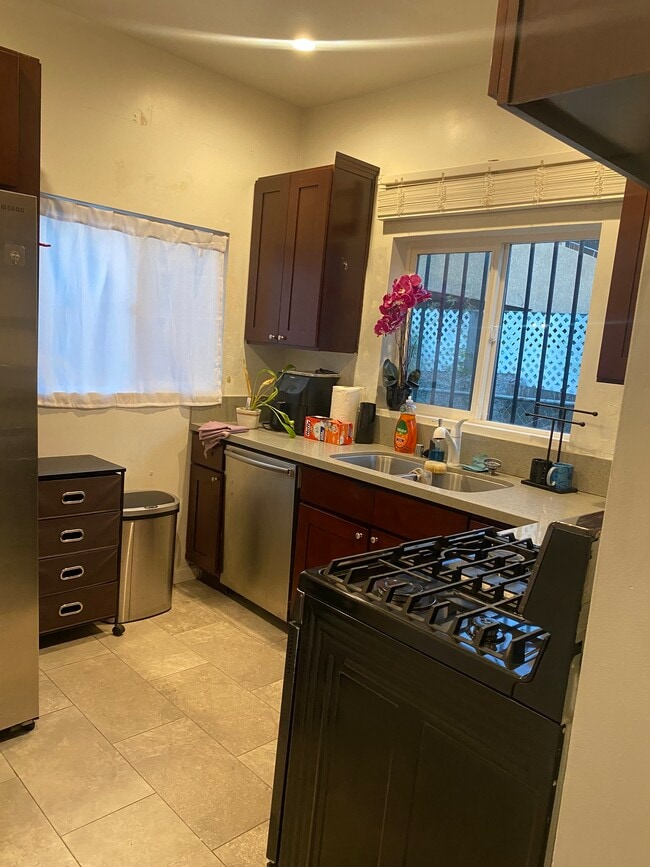 Building Photo - 1669 S Rimpau Blvd