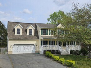 Building Photo - 10 Lockwood Dr