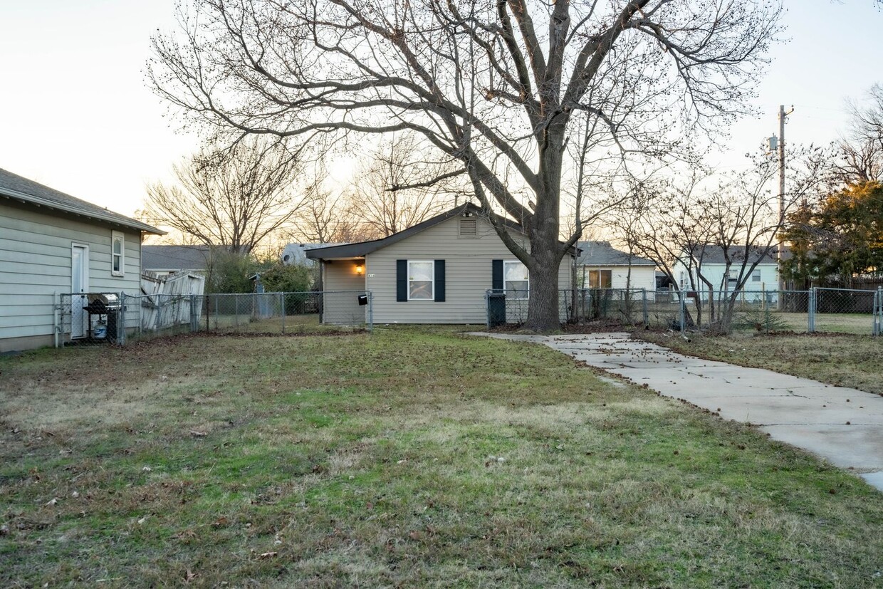 Foto principal - 2 Bed / 1 Bath in Tulsa!