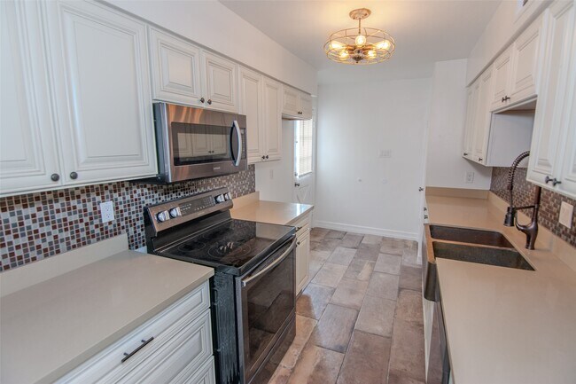 Building Photo - 7860 Green Lawn Dr