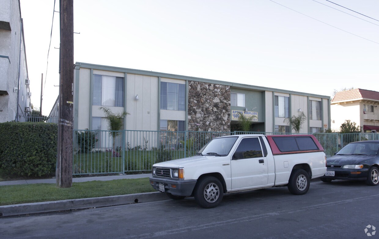 Building Photo - Aptos Amplios