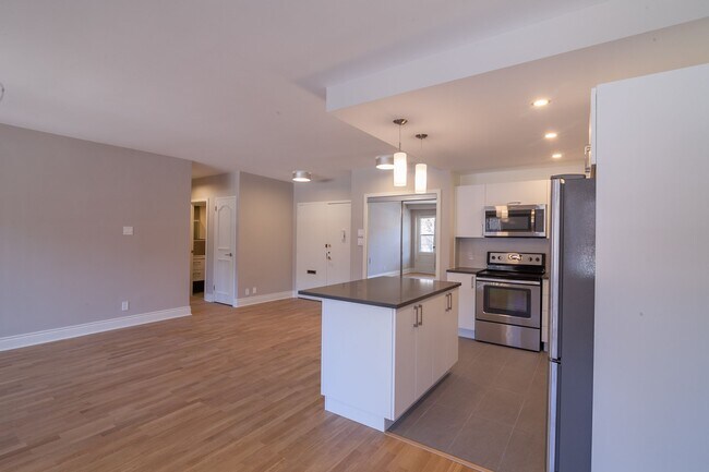 Building Photo - 4555 Av. Bonavista