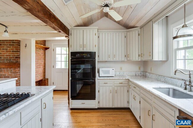 Foto del edificio - 1522 Oak Hill Ln