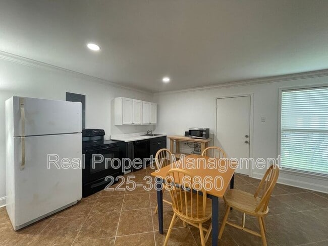 Building Photo - 9536 Bermuda Ave