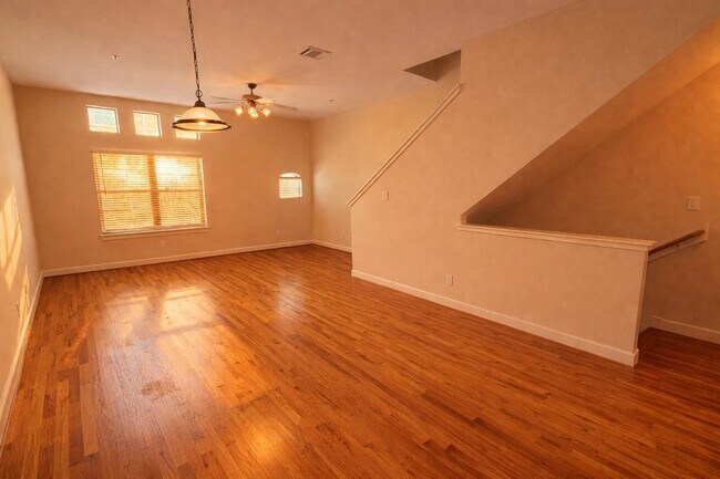 Foto del edificio - 2710 Hullsmith Dr