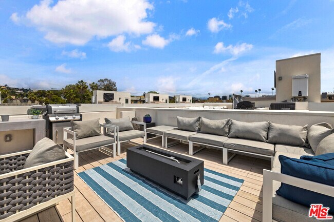 Foto del edificio - 1226 N Sycamore Ave