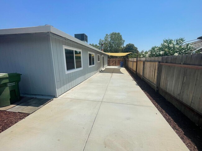 Building Photo - Eric Cir. Galt, Ca. 95632