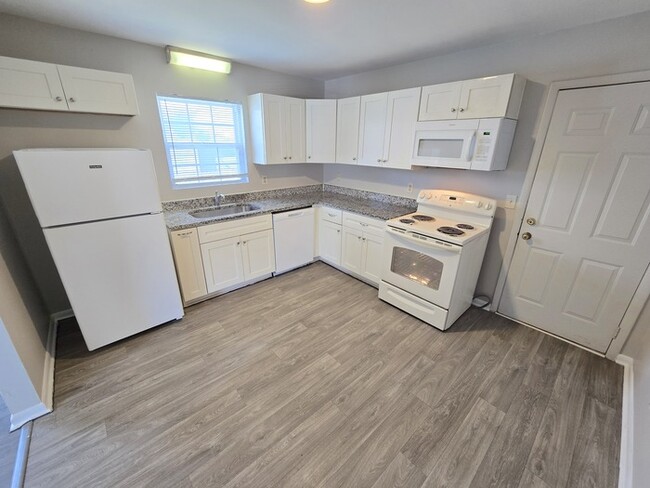 Foto del edificio - ADORABLE THREE BEDROOM SINGLE FAMILY HOME ...