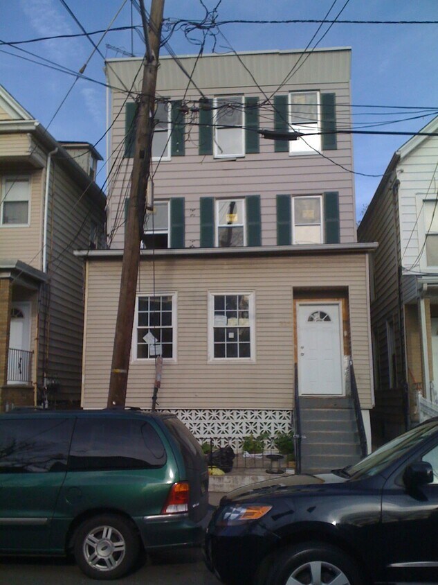 Building Photo - 335 Franklin St