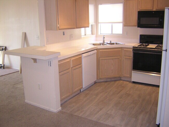 Kitchen - 1830 N Buffalo Dr