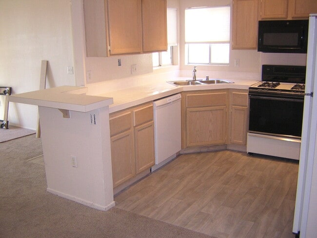 Kitchen - 1830 N Buffalo Dr