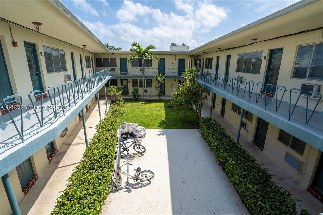 Foto principal - 10190 E Bay Harbor Dr