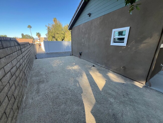 Building Photo - Brand new, private home on back of lot in ...