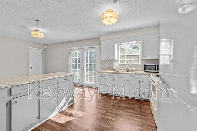 Foto del edificio - 2021 Fernwood Cir