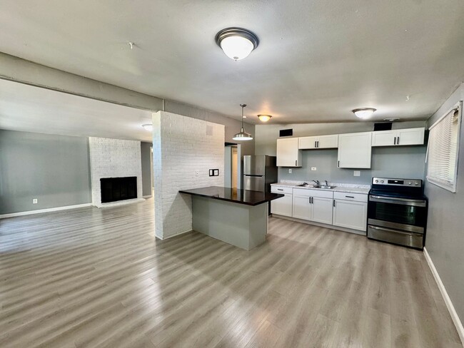 Building Photo - Don’t miss this opportunity!