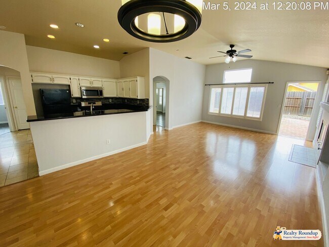 Building Photo - Beautiful Home With Lots of Upgrades