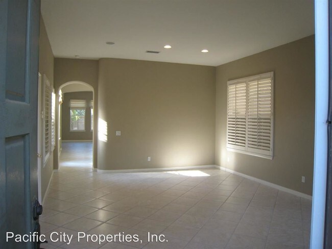 Building Photo - 3 br, 2.5 bath House - 5 Marysville