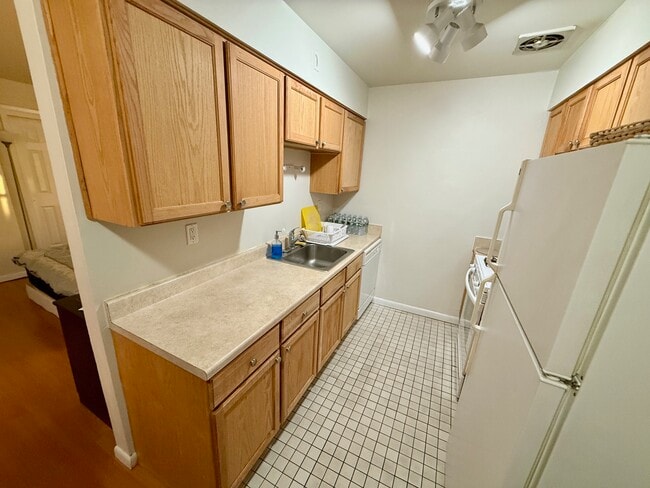 Building Photo - 202 12th St