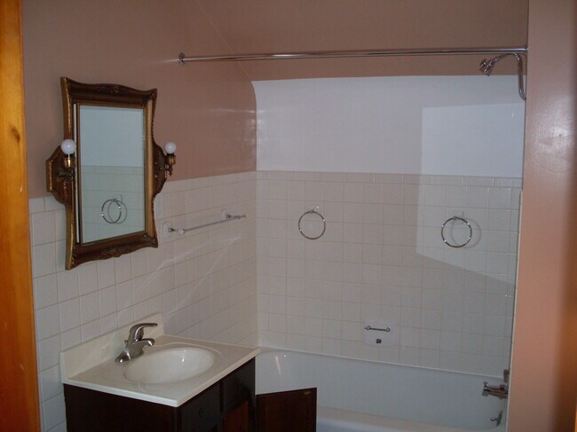 Baño completo principal en la planta superior - 507A N Division Ave