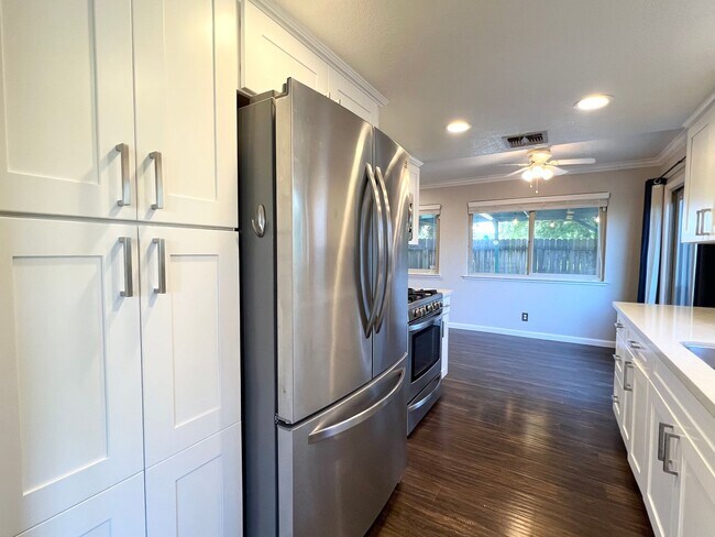 Foto del edificio - Beautiful Four Bedroom Home in Elk Grove