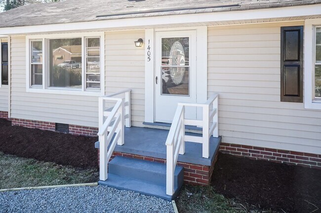 Building Photo - Three Bedroom Home!