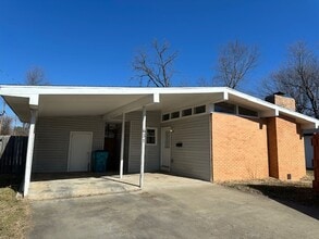 Building Photo - 631 W Montclair St