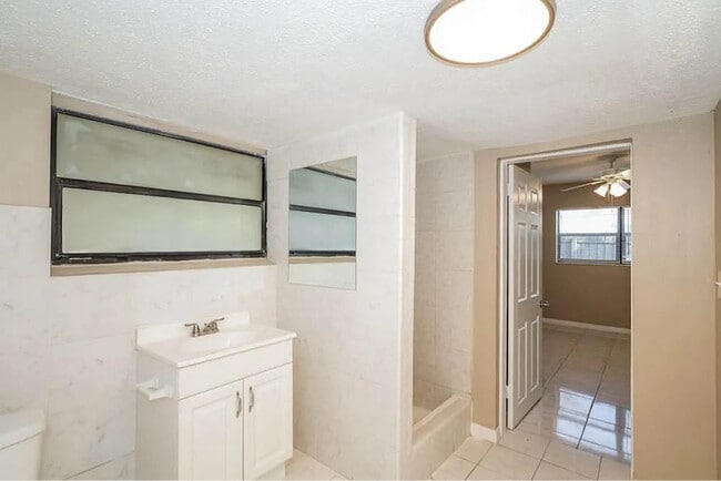 Building Photo - 10213 N Blvd