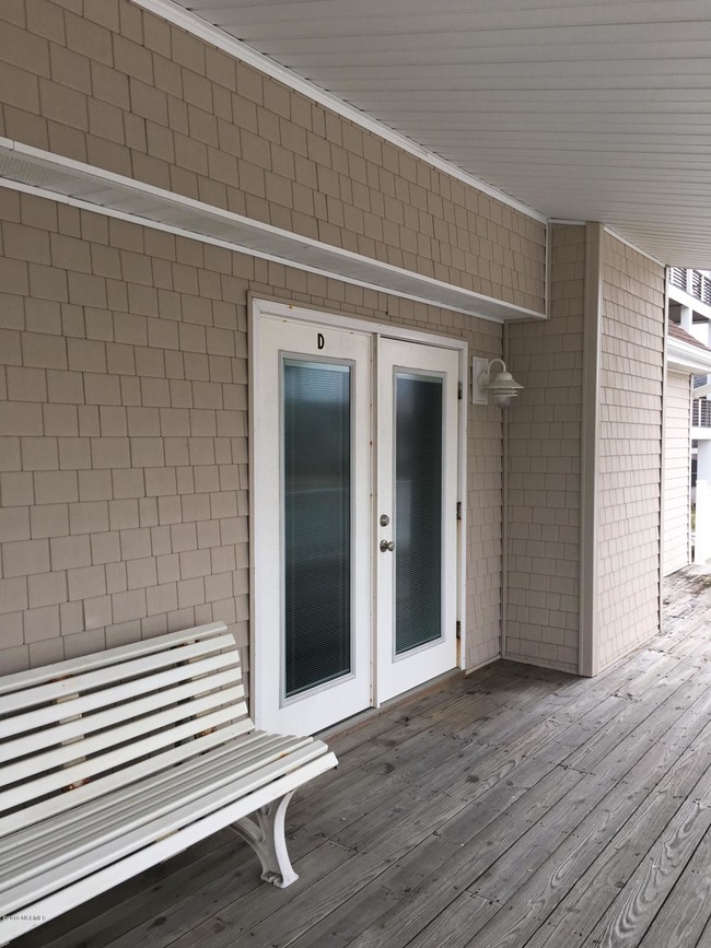 Building Photo - 401 Club Colony Dr