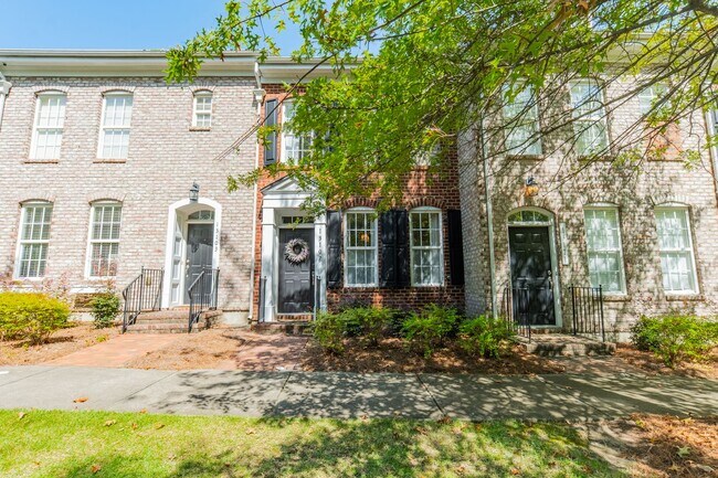 Foto del edificio - UPGRADES! Two Bedroom Townhouse in Charlotte