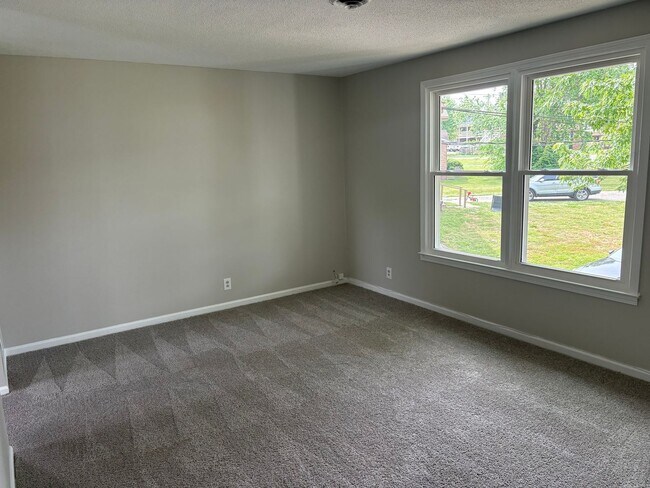 Foto del edificio - 3 bed 1 bath unit in duplex