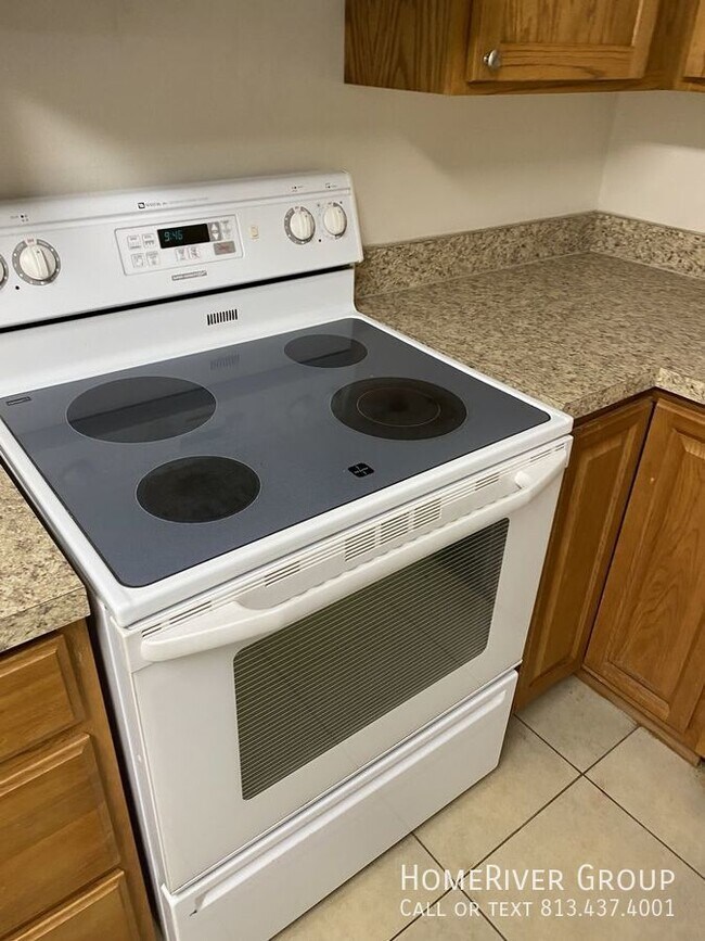 Building Photo - 2 bedroom for rent near the college.
