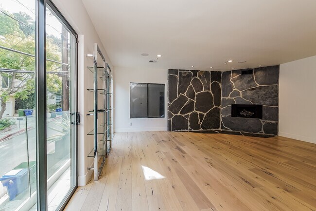 Foto del edificio - 8729 Wonderland Ave