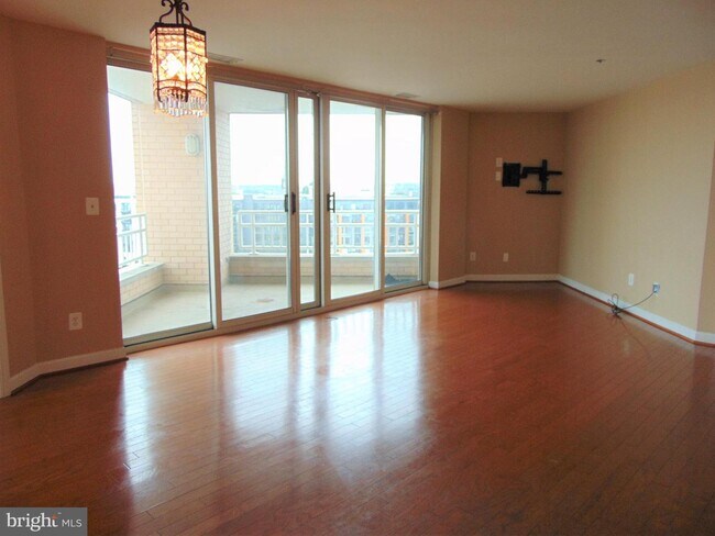 Building Photo - 100 Harborview Dr