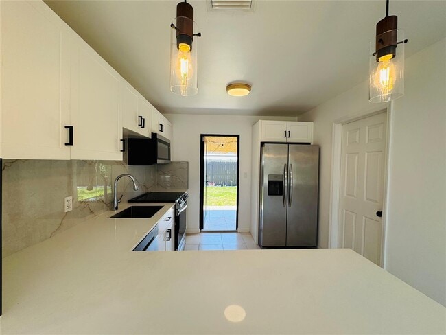 Building Photo - 1472 NE 30th Ct