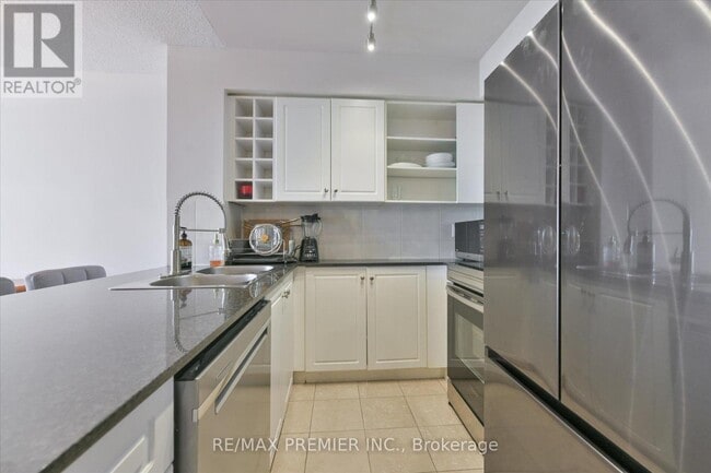 Building Photo - 210 Victoria St