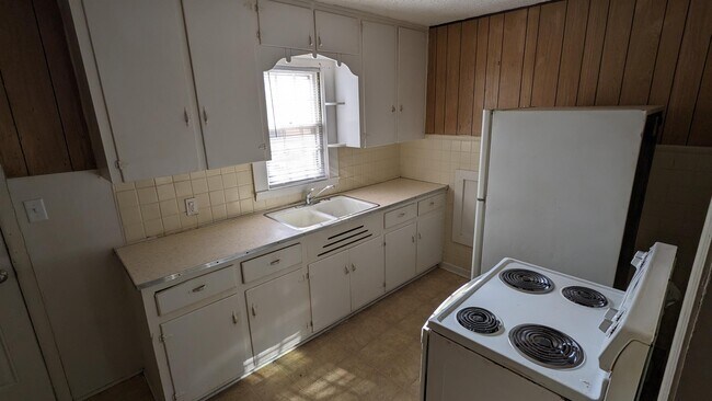 Building Photo - 1525 W Merton Ave